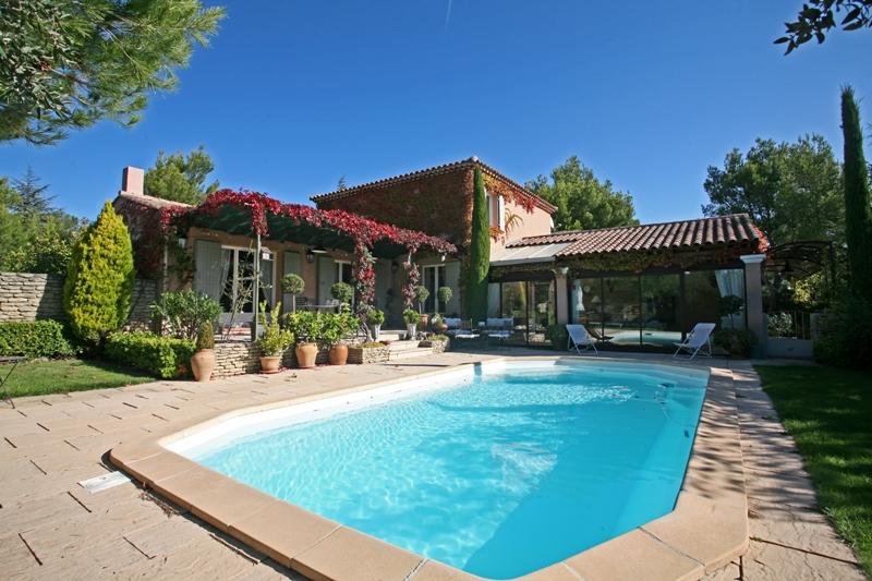 Proche Gordes et Luberon, maison avec piscine